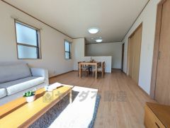 家族が集まる開放的なリビング。思い思いの時間を過ごしたり食事をしたり、素敵な団らんの場になりますね。