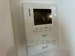 防犯はもちろん、セールスマン対策にもなるモニター付きインターホンです。 来訪者の顔が見えるので安心ですね＾＾