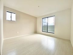 8.5帖。主寝室としてお使いいただけそうなこちらのお部屋は、日当たりが良く、爽やかな風を感じて起きる朝は、快適生活の始まりに。