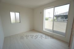 バルコニーに面した約5.25帖の洋室。