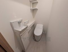 ウォシュレット、暖房便座、節電・節水機能など、使い勝手のよい高機能トイレです。手洗いスペース、上部には収納棚が付いています＾＾ 
