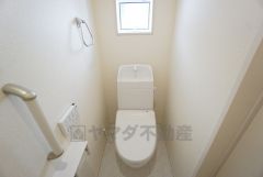 温水洗浄機付トイレです。トイレは2ヶ所設けられているので、来客時にも気兼ねなく使えますね。小窓付きで換気も出来ます。