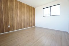 主寝室としてお使いいただけそうなこちらのお部屋は、日当たりが良く、爽やかな風を感じて起きる朝は、快適生活の始まりに。