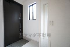 採光も考えられた明るい玄関です。たっぷり収納できるシューズボックス付きなので、家族全員の靴がきれいに整頓できます。