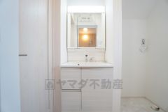 三面鏡裏収納付き洗面化粧台です＾＾ 歯磨きセットやスキンケア用品などの収納に便利ですね。 生活感も隠すことができ、来客時にも安心です。