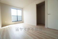 主寝室としてお使いいただけそうなこちらのお部屋は、日当たりが良く、爽やかな風を感じて起きる朝は、快適生活の始まりに＾＾