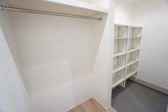 玄関にはシューズクローク付き。ご家族全員分の靴からベビーカーやゴルフバッグなどもしっかり収納できます＾＾ そのまま廊下にも直行できるウォークスルー仕様＾＾