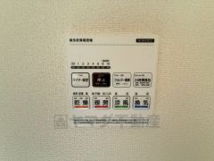 浴室暖房乾燥機には、暖房、乾燥、涼風、換気の4つの機能が付いています。タイマー付きです。換気・雨の日の洗濯も安心です＾＾