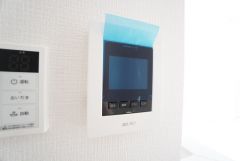 防犯はもちろん、セールスマン対策にもなるモニター付きインターホンです。 来訪者の顔が見えるので安心ですね＾＾