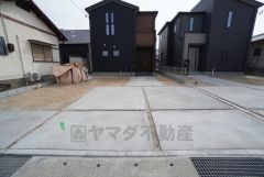 駐車スペースはゆとりある並列2台分を確保。マイカー用に、お客さま用に、余裕を持ってご利用いただけます＾＾ 