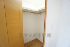 寝室にはハンガーパイプ付きのウォークインクローゼットが設けられています。たっぷり収納できるので衣替えの心配もいりませんね＾＾ 