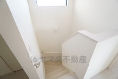 お子様も高齢の方も安心して上り下りができる手摺がついた安心設計です。 階段には小窓を配置しました。日中でも暗くなりがちな階段下が明るくなり安全ですね。