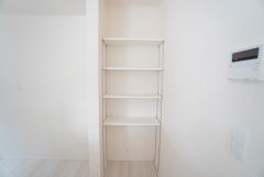 まとめ買いしてもこの収納量なら心配要らずのパントリー。調理家電や食品のストックをすっきりまとめられ、キッチン周りを広々使えます。