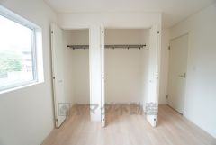 洋室にはラック付きのクローゼットが設けられています。たっぷり収納できるので衣替えの心配もいりませんね＾＾