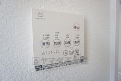 浴室暖房乾燥機には、暖房、乾燥、涼風、換気の4つの機能が付いています。タイマー付きです。換気・雨の日の洗濯も安心です＾＾