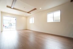 大きな窓のあるリビングは、陽光あふれる明るい空間です。居心地良く、ご家族皆がゆったり寛げる憩いの空間となりそうです。