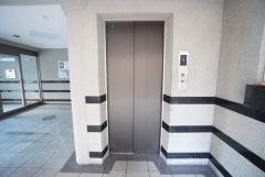エレベーター完備で、毎日の移動もスムーズ。重い荷物やベビーカーの利用も安心です。買い物帰りなどに、上階でもラクに移動できますね＾＾