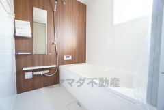 1日の疲れを癒すくつろぎのバスルーム。足を伸ばしてもゆったりと入れるサイズです。お子様と一緒にお風呂に入っても狭くないですね＾＾