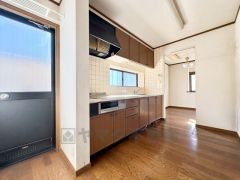 収納も、作業スペースも広々と設けられた使いやすいシステムキッチンです＾＾ キッチン横には、家庭ごみの仮置きに重宝する勝手口付き。 