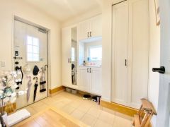 採光も考えられた明るい玄関です。たっぷり収納できるシューズボックス付きなので、家族全員の靴がきれいに整頓できます。鏡付きで外出時の身だしなみチェックに便利です＾＾すぐ横に収納スペースもあり＾＾ 