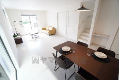 大きな掃き出し窓のあるリビングは、陽光あふれる明るい空間です。ゆったりと寛げる憩いの場となりそうです＾＾