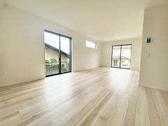 大きな掃き出し窓のあるリビングは、陽光あふれる明るい空間です。ゆったりと寛げる憩いの場となりそうです。
