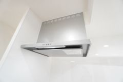 お手入れが簡単なスリム型レンジフードです。調理により発生する油煙や臭いを吸い込み、屋外へ排気してくれます。