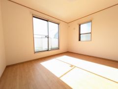 7.75帖。主寝室としてお使いいただけそうなこちらのお部屋は、日当たりが良く、爽やかな風を感じて起きる朝は、快適生活の始まりに。