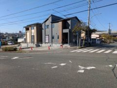 前面道路は北東側約7.2ｍ、南東側約8.6ｍの公道に面しています＾＾