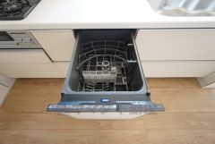 炊事時間を大幅に短縮できる食器洗浄乾燥機付き＾＾食器を洗う手間が減るので家族とのコミュニケーションの時間や自分の時間が増えますね。