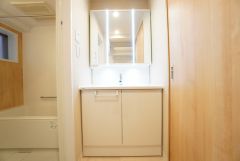 三面鏡裏収納付き洗面化粧台です＾＾ 歯磨きセットやスキンケア用品などの収納にご利用いただけます。 生活感も隠すことができ、来客時に活躍＾＾