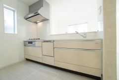 収納も、作業スペースも広々と設けられた使いやすいシステムキッチンです＾＾カウンターキッチンなので、ご家族と会話をしながら楽しくお料理ができます＾＾