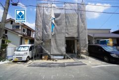 リビングに収納2ヵ所・キッチン横にパントリー付。 2階廊下収納・全室収納付きなので衣類や荷物もすっきり収納可能。
