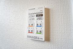 浴室暖房乾燥機には、暖房、乾燥、涼風、換気の4つの機能が付いています。タイマー付きです。換気・雨の日の洗濯も安心です＾＾