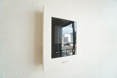防犯性、セキュリティ対策に安心できるテレビモニター付きインターフォンです。セールスマン対策にもなり安心できます。