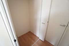 洋室にはクローゼットが設けられています。たっぷり収納できるので衣替えの心配もいりませんね＾＾