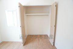 洋室にはハンガーパイプ付きのクローゼットが設けられています。たっぷり収納できるので衣替えの心配もいりませんね＾＾