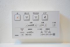 同仕様写真。壁リモコンタイプのウォシュレット付き。すっきりした見た目で、トイレ奥の掃除もしやすいです。