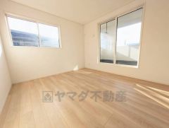 主寝室としてお使いいただけそうなこちらのお部屋は、日当たりが良く、爽やかな風を感じて起きる朝は、快適生活の始まりに。