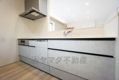 収納も、作業スペースも広々と設けられた使いやすいシステムキッチンです＾＾カウンターキッチンなので、ご家族と会話をしながら楽しくお料理ができます＾＾