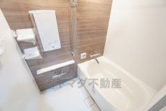 1日の疲れを癒すくつろぎのバスルーム。足を伸ばしてもゆったりと入れるサイズです。お子様と一緒にお風呂に入っても狭くないですね＾＾