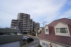 2階バルコニーからの眺望です。南東向きで、日当たりも良好。お洗濯物が良く乾きます。