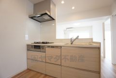 対面式キッチンなのでリビングにいるご家族とコミュニケーションを取りながら洗い物や、お料理が楽しめそうですね＾＾