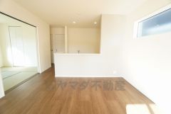 窓から光が差し込む明るいダイニングです＾＾大きなテーブルやソファーを置いてもゆったりできます。