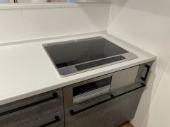 お手入れのしやすいIHクッキングヒーターです。3口コンロなので、効率よくお料理が楽しめます。毎日のお料理も楽しくなりますね＾＾ 