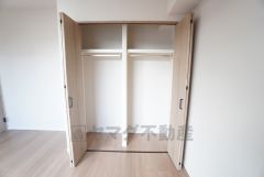 洋室にはハンガーパイプ付きのクローゼットが設けられています。たっぷり収納できるので衣替えの心配もいりませんね＾＾