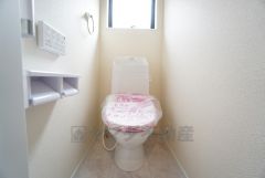 1階2階の2ヶ所にトイレがありますので、忙しい朝にも家族に気を使わず、ゆとりが生まれますね＾＾ 小窓付きで換気する時に便利です＾＾