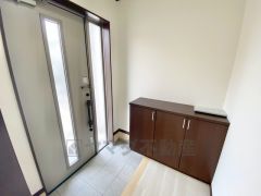 採光も考えられた明るい玄関です。たっぷり収納できるシューズボックス付きなので、家族全員の靴がきれいに整頓できます。