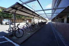 屋根付き駐輪場なので、雨の日も自転車を安心して保管できます。通勤・通学に自転車を使う方にも便利です＾＾