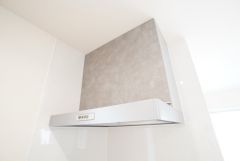 コンロ上には換気扇完備＾＾調理時の蒸気や匂いが換気扇に誘導され、効率的に排煙ができます＾＾
